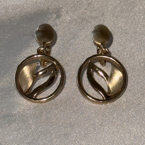 Vintage Chic Brushed & Smooth Gold Tone Open Circle Leaf Design Drop Earrings - Picture 5 of 9